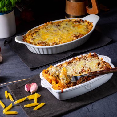 Erişte, peynirli kıymalı et güveci.