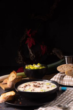 Lezzetli peynir ve kıymalı pırasa çorbası.