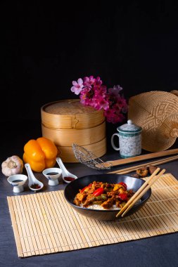 Pilav ve sebzeli kızarmış tavuk.