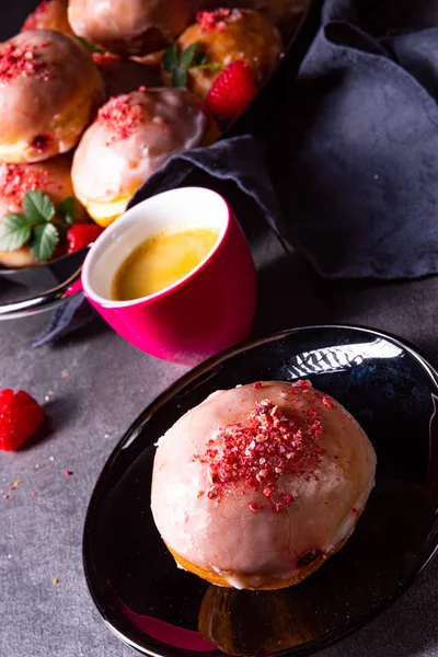 Delicious Berlin donuts filled with raspberry jam — Stock Photo, Image