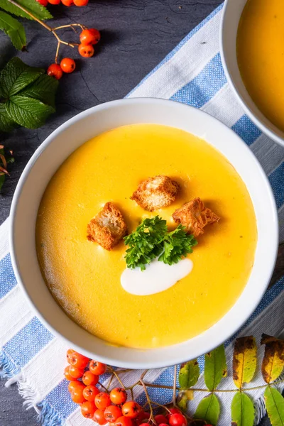 Sopa de abóbora deliciosa com croutons e leite de coco — Fotografia de Stock