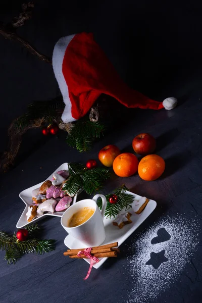 Chocolate caliente con galletas de Navidad coloridas —  Fotos de Stock