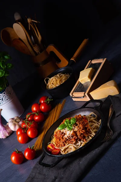 Spaghetti integrali con sugo di pomodoro e carne macinata — Foto Stock