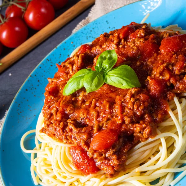 La verdadera salsa boloñesa con fideos de espagueti —  Fotos de Stock