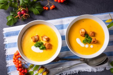 Kızarmış ekmek ve hindistan cevizi sütüyle lezzetli balkabağı çorbası.