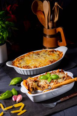 Erişte, peynirli kıymalı et güveci.