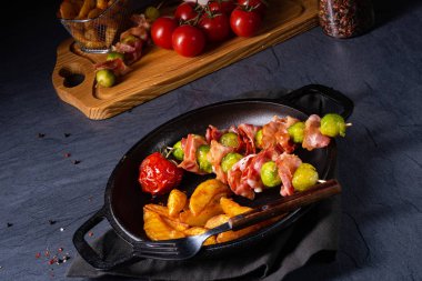 Brüksel lahanası - Pastırma - patatesli şiş