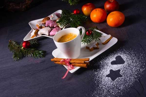 Gorąca czekolada z kolorowymi ciasteczkami świątecznymi — Zdjęcie stockowe