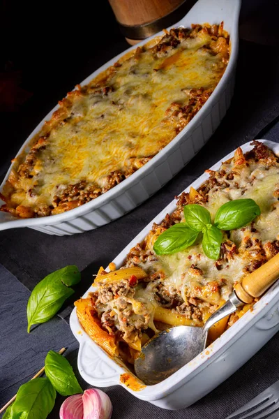 Fideos, cazuela de carne picada con queso —  Fotos de Stock