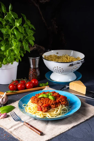 La verdadera salsa boloñesa con fideos de espagueti —  Fotos de Stock