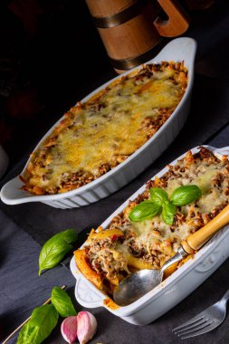 Erişte, peynirli kıymalı et güveci.