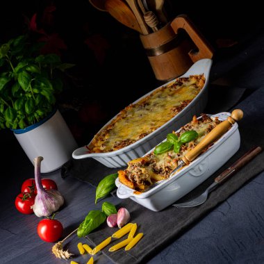 Erişte, peynirli kıymalı et güveci.