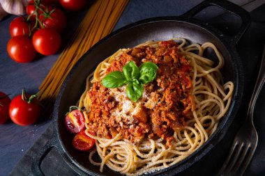 Domates soslu ve kıymalı kepekli spagetti.
