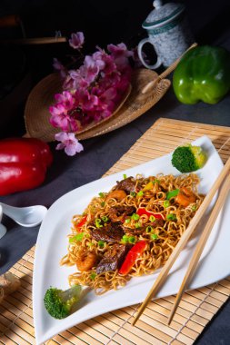 Biftek ve sebzeli kızarmış Mie eriştesi..