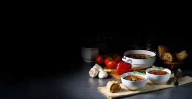 Fasulyeli baharatlı Meksika usulü biftek.