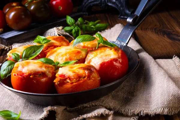 Tomates rellenos con carne picada y queso —  Fotos de Stock