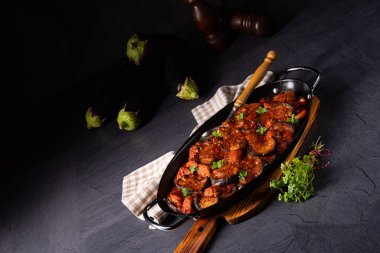 Arni me melitzanes - patlıcanlı kuzu yahnisi