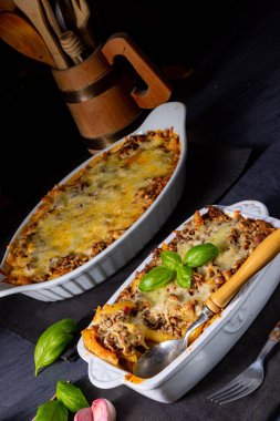 Erişte, peynirli kıymalı et güveci.