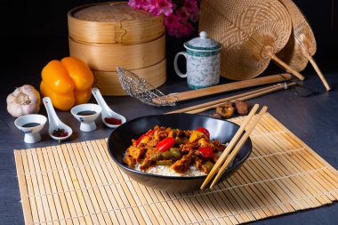 Pilav ve sebzeli kızarmış tavuk.