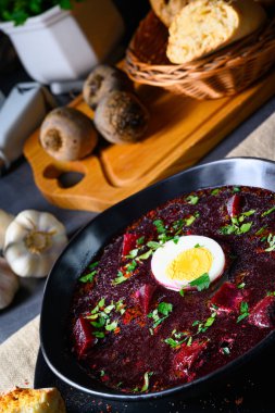 Yumurtalı pancar çorbası.