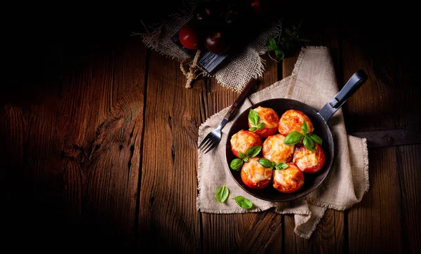 Фаршированные помидоры с мясом и сыром — стоковое фото