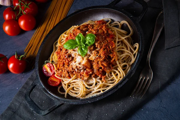 Espaguete integral com molho de tomate e carne picada — Fotografia de Stock