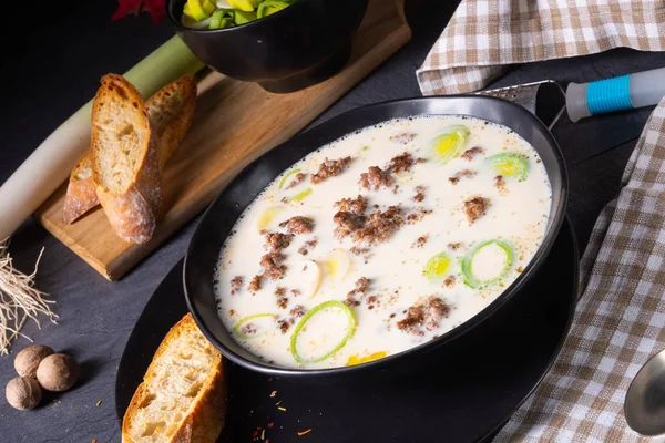 Deliziosa zuppa di formaggio e porri con carne macinata — Foto Stock