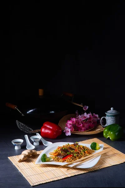 Fried Mie noodles with beef and vegetables. — Stock Photo, Image