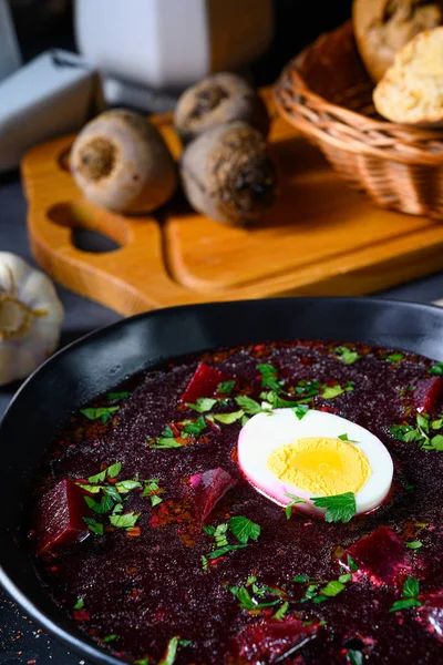 Delicioso borscht de remolacha con huevo —  Fotos de Stock