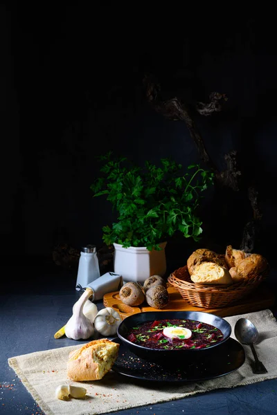 Delicioso borscht de remolacha con huevo —  Fotos de Stock