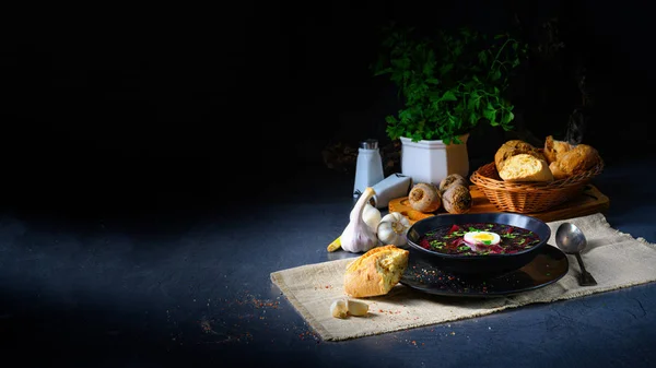 Läckra rödbetor borscht med ägg — Stockfoto