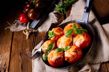 Kıyma ve peynirli domates dolması.