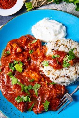 Hint Tavuğu Tikka Masala ve yabani pirinç.