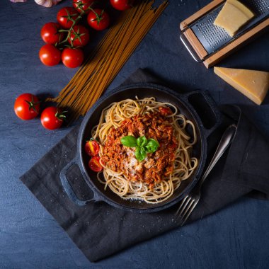 Domates soslu ve kıymalı kepekli spagetti.
