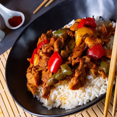 Pilav ve sebzeli kızarmış tavuk.