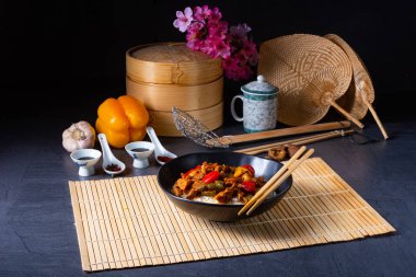 Pilav ve sebzeli kızarmış tavuk.