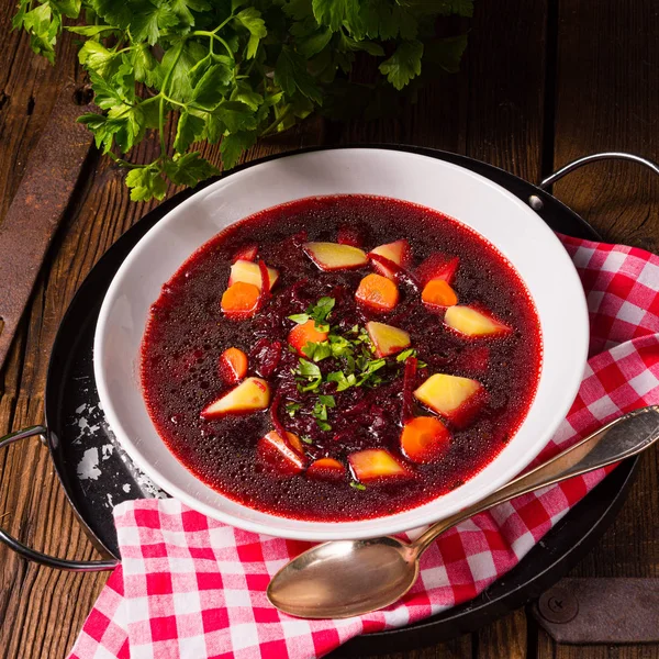 Läckra rödbetor borscht med ägg — Stockfoto