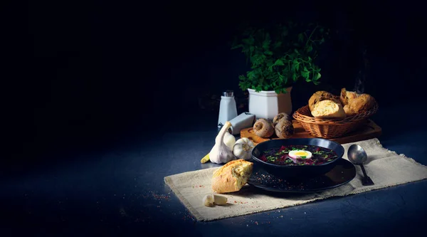 Leckeres Rote Bete Borschtsch mit Ei — Stockfoto