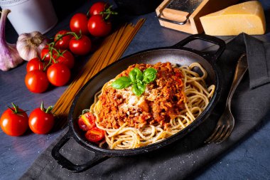 Domates soslu ve kıymalı kepekli spagetti.