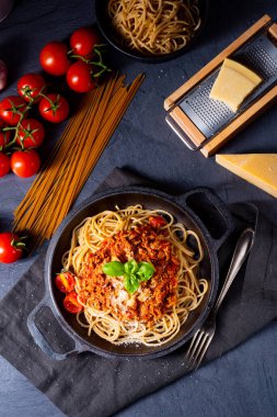 Domates soslu ve kıymalı kepekli spagetti.