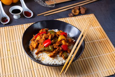 Pilav ve sebzeli kızarmış tavuk.