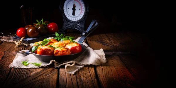 Stuffed tomatoes with minced meat and cheese — Stock Photo, Image