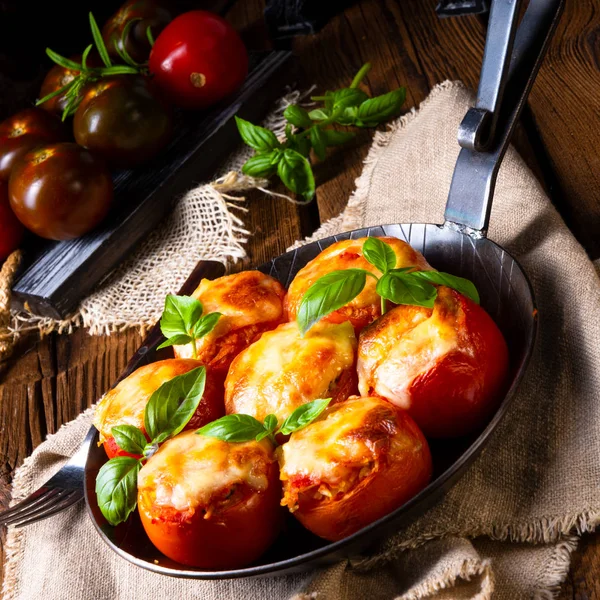 Tomates recheados com carne picada e queijo — Fotografia de Stock
