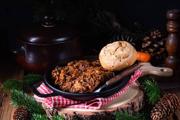 Polska bigos med korv och torkat plommon — Stockfoto