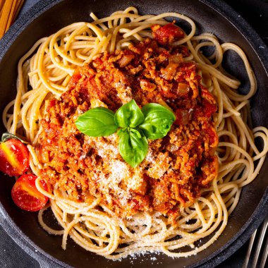 Domates soslu ve kıymalı kepekli spagetti.