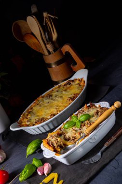 Erişte, peynirli kıymalı et güveci.