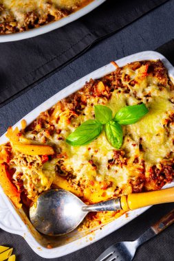 Erişte, peynirli kıymalı et güveci.