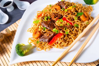 Biftek ve sebzeli kızarmış Mie eriştesi..