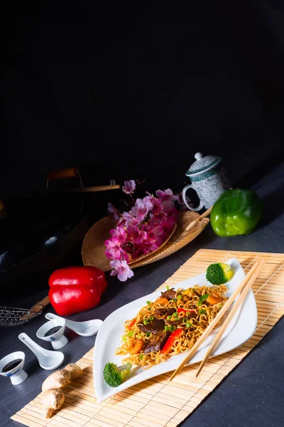 Macarrão Mie frito com carne bovina e legumes. — Fotografia de Stock