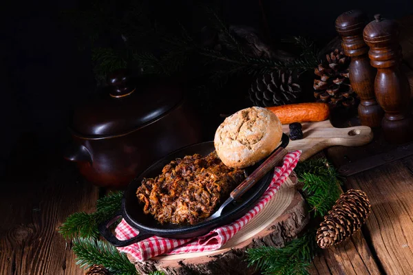 Polish bigos with sausage and dried plum — Stock Photo, Image